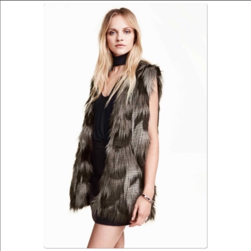 🌙 H&M Divided Faux Fur Vest